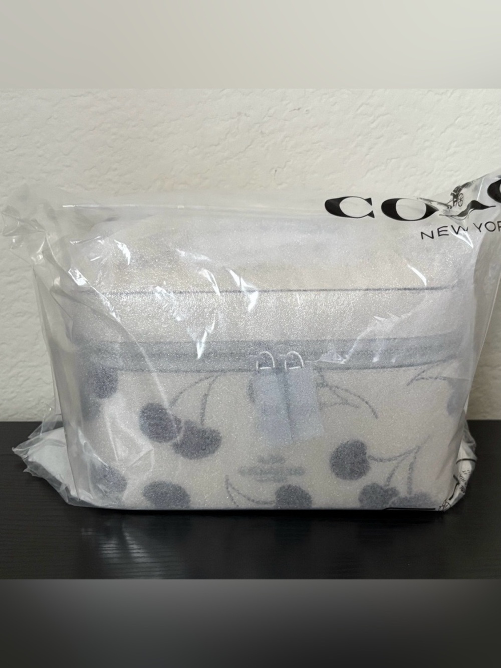 Coach Cream βTrainβ Case with Sequin Cherry Motif & Mirror inside! π NWT - Picture 9 of 9
